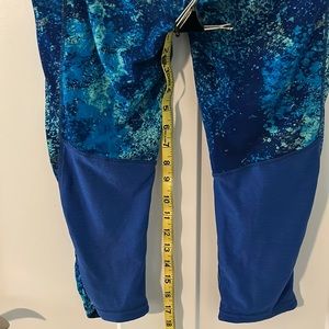 Athleta capri leggings pants in beautiful water color blues